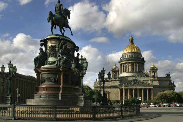 Isaakskathedrale im Hintergrund und ein Denkmal für Nikolaus I. im Vordergrund