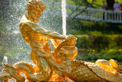 Wasserspiel im Park von Peterhof mit goldenen Figuren
