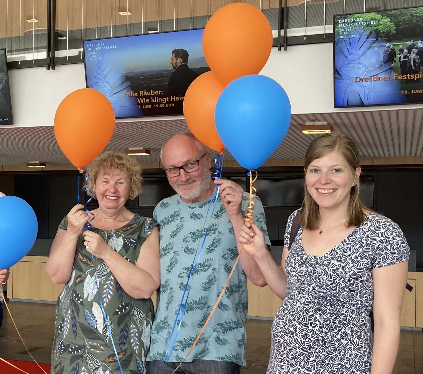 Straßburger und Dresdner Bibliothekare halten Luftballons