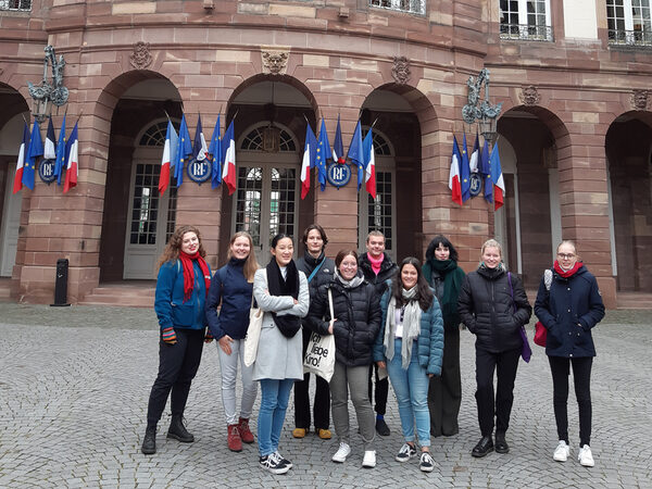 Schülergruppe vor dem Straßburger Rathaus