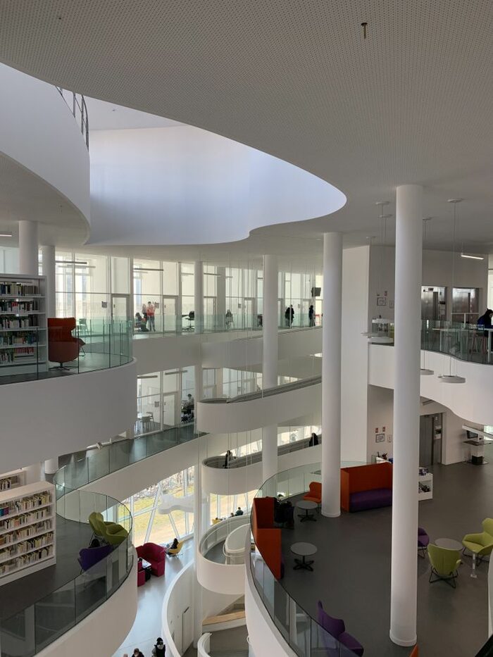 Blick in die frisch eingeweihte Universitätsbibliothek Le Studium in Straßburg