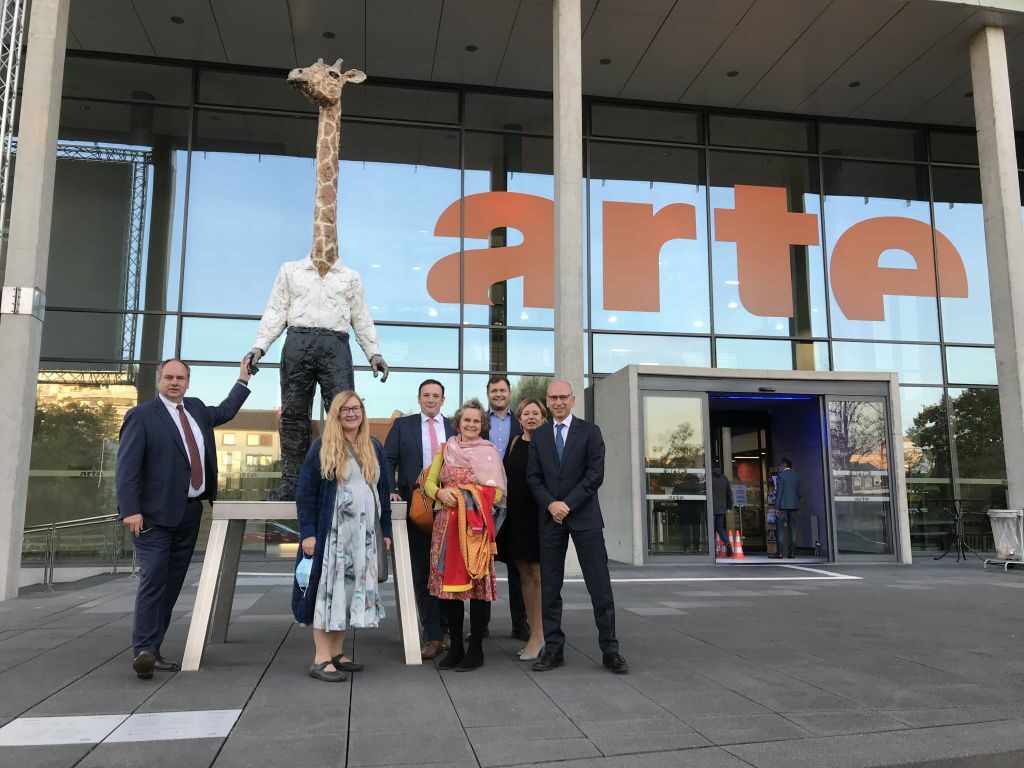 Dresdner Delegation steht vor dem Gebäude des Fernsehsenders arte in Straßburg