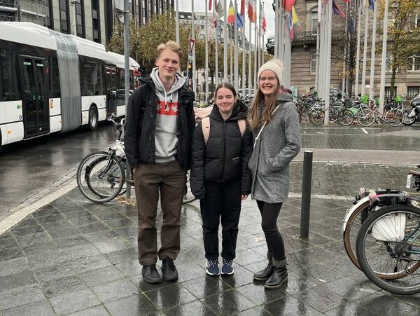 drei SchülerInnen in einer Straße in Straßburg