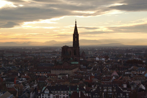 Luftaufnahme mit Münster und Altstadt im Sonnenuntergang