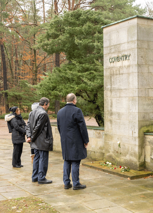 Menschen vor der Coventry-Stele auf dem Heidefriedhof