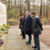 Menschengruppe vor der Gedenkmauer für die Opfer der Bombardierung Dresdens, Blumen, Kränze