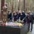 Menschen legen Rosen an der Skulptur "Mädchen im Tränenmeer" auf den Heidefriedhof nieder