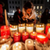 Menschen zünden Kerzen auf dem Sandbeet vor der Frauenkirche an