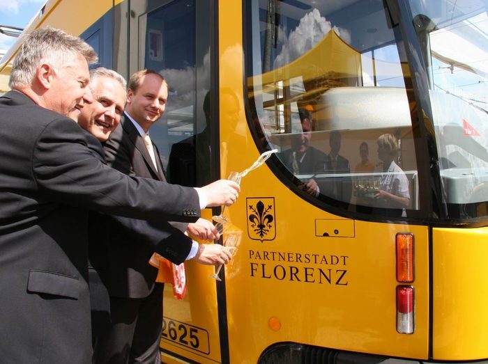 Bürgermeister Dirk Hilbert,Vertreter aus Florenz und von den Dresdner Verkehrsbetrieben taufen Florenz-Bahn mit Sekt