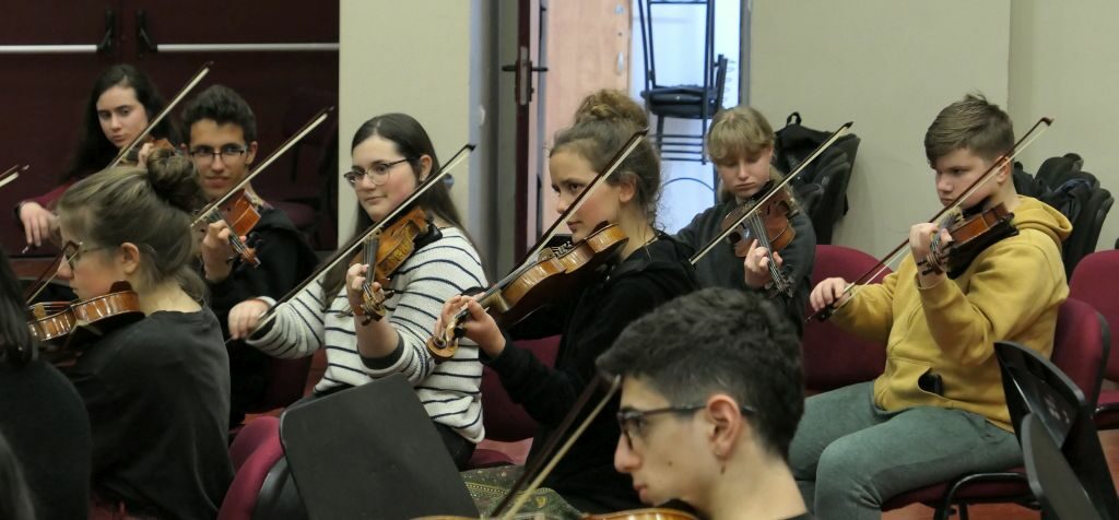Jugendliche des Heinrich-Schütz-Konservatoriums Dresden musizieren mit Jugendlichen aus Israe