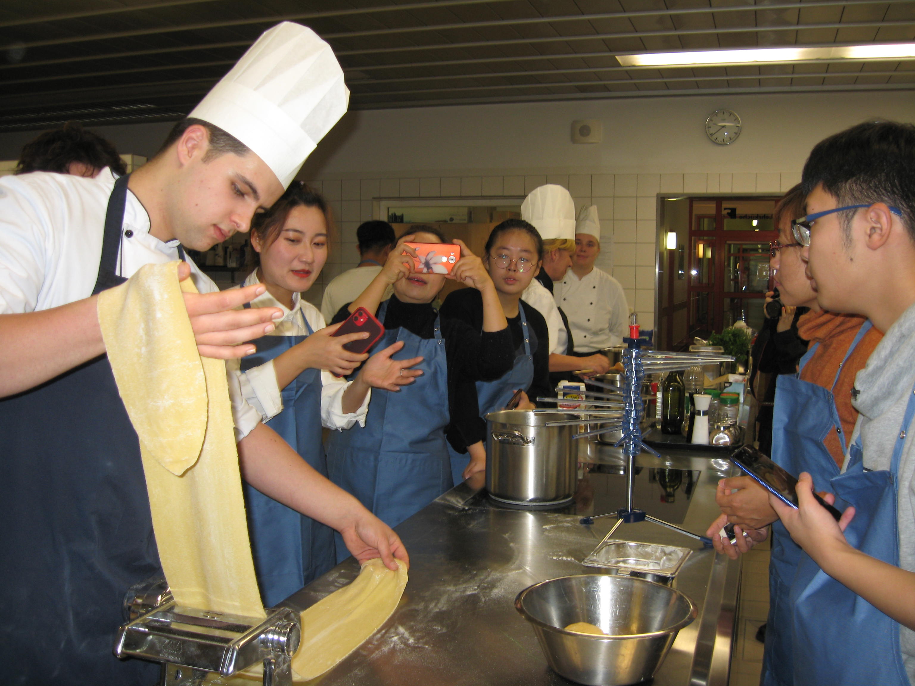 Jugendliche des BSZ Gastgewerbe stellen in der Partnerschule im chinesischen Qiuihar Nudelteig her
