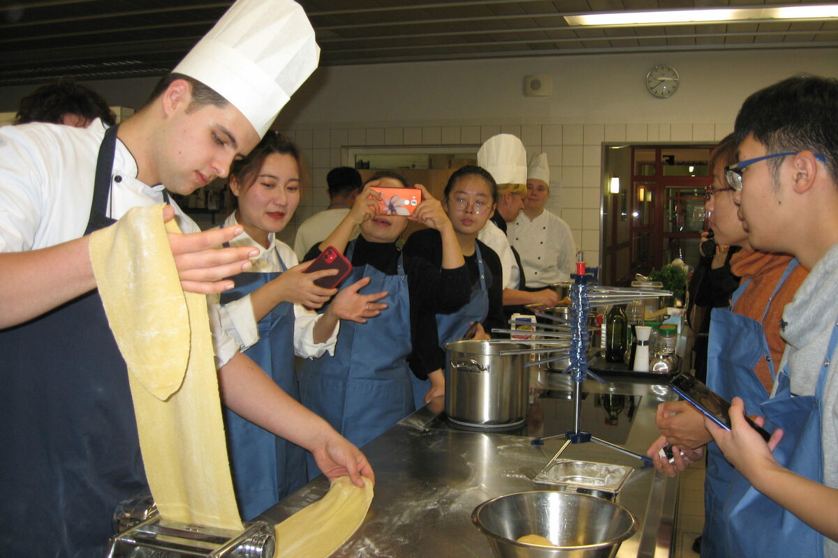 Jugendliche des BSZ Gastgewerbe stellen in der Partnerschule im chinesischen Qiuihar Nudelteig her