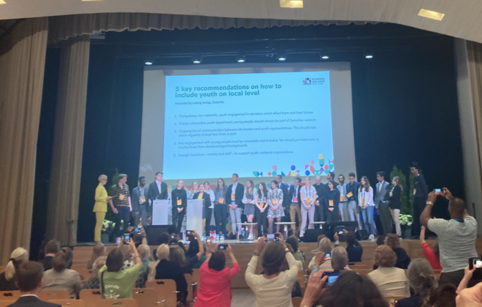 Blick auf die Bühne, auf der die Jugend-Teilnehmer stehen