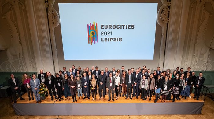 Gruppenbild, Politikerinnen und Politiker stehen auf der EUROCITIES-Bühne