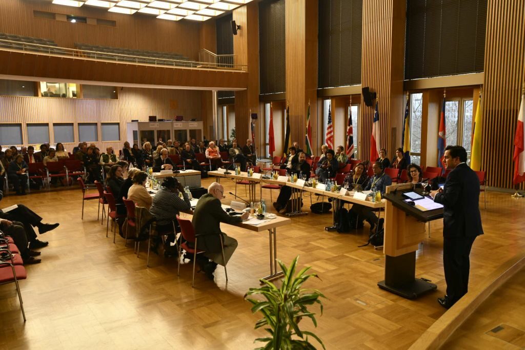 Rodrigo Lara Restrepo, Senator aus Kolumbien, spricht vor den Kongressteilnehmern im Neuen Rathaus Dresden