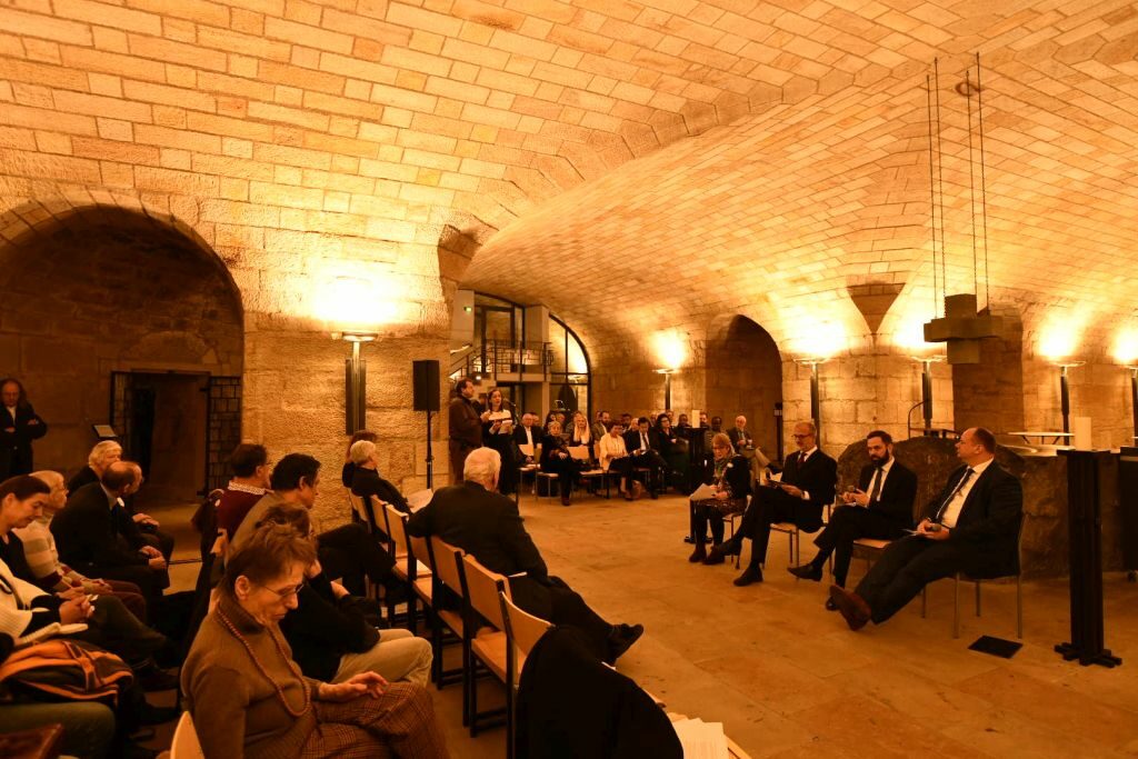 Diskussionsrunde mit Oberbürgermeister Dirk Hilbert, Vertretern der Partnerstädte Breslau und Coventry und Dr. Joachim Klose in der Unterkirche der Frauenkirche Dresden