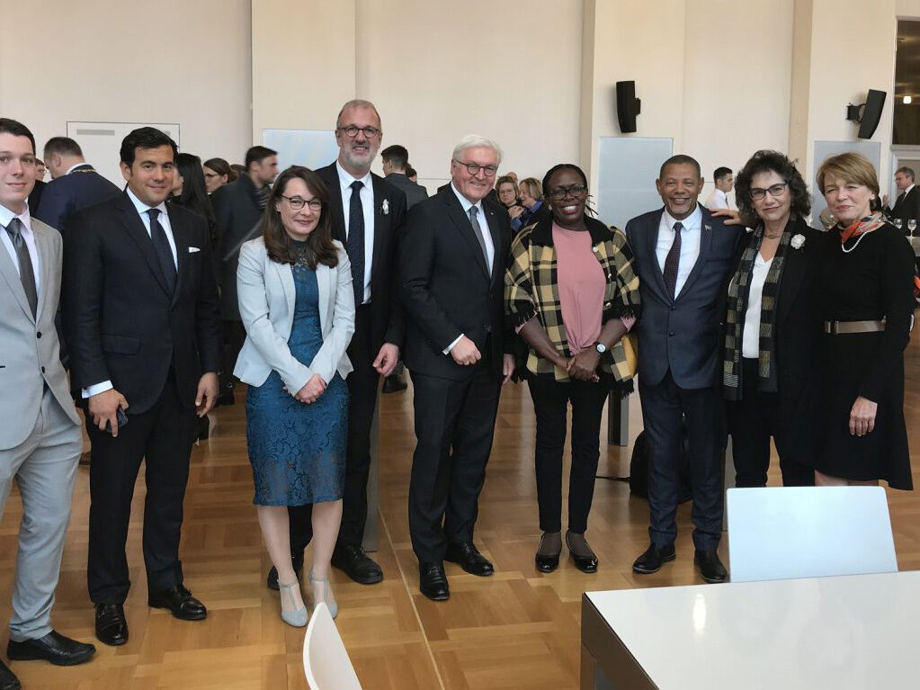 Gruppenfoto: Treffen von Bundespräsident Frank-Walter Steinmeier mit Referenten des Kongresses bei seinem Besuch am 13. Februar 2020 in Dresden
