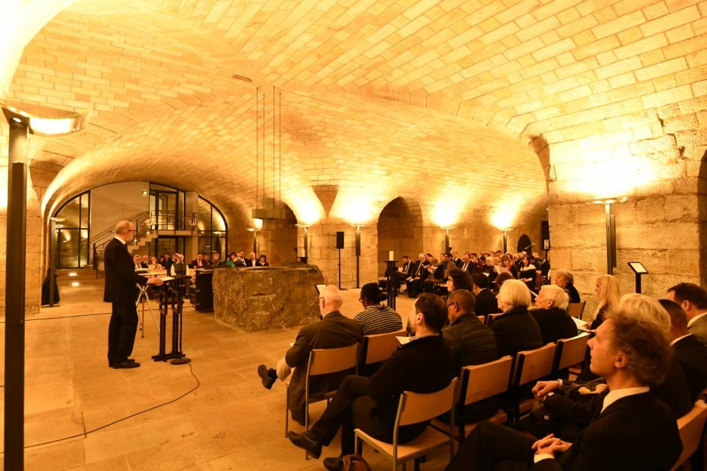 Dr. Joachim Klose, Landesbeauftragter der Konrad-Adenauer-Stiftung e. V. für den Freistaat Sachsen, steht am Rednerpult vor den KongressteilnehmerInnen und eröffnet den Kongress ein der Unterkirche der Frauenkirche Dresden
