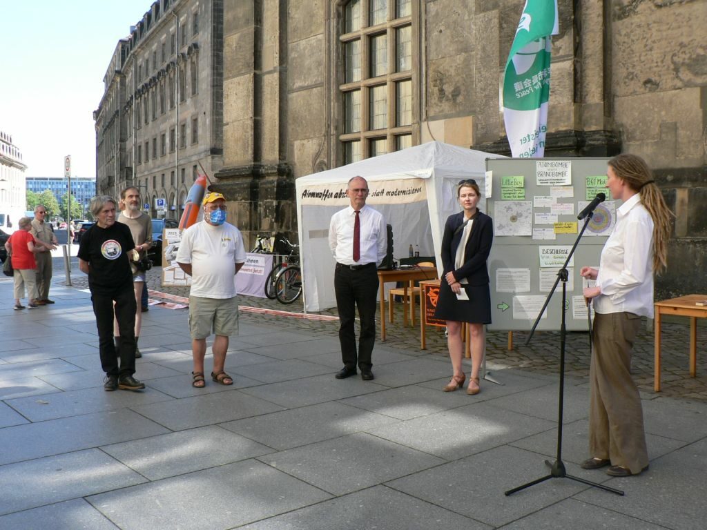 Eröffnung der Mahnwache durch Annelie Möller, Friedensreferentin im Ökumenischen Inforamtionszentrum
