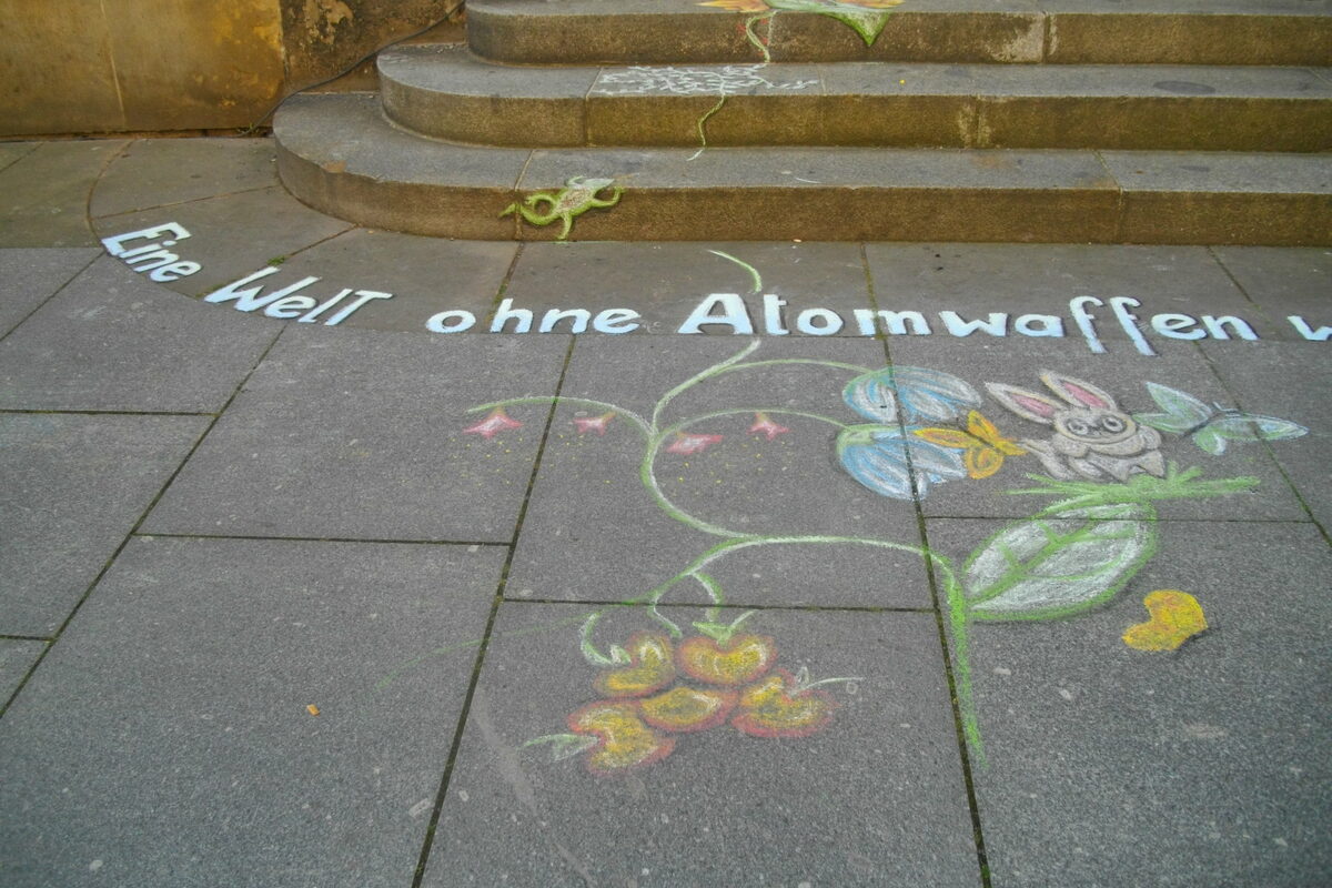 mit Farbkreide bemalter Treppenaufgang zur Kreuzkirche, zu sehen sind Tiere und Pflanzen - so friedlich schön könnte die Welt ohne Atomwaffen sein