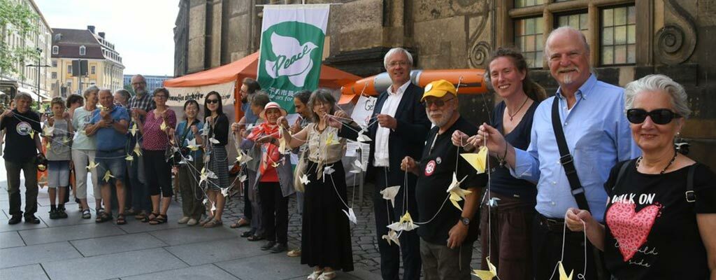 Menschenkette für Frieden und atomare Abrüstung mit Origami-Kranichen vor der Kreuzkirche