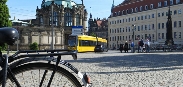 Mobilität in Dresden: Szene mit Fahrrad und Straßenbahn im Stadtzentrum