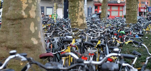 Fahrradparkplatz mit vielen Fahrrädern in Ghent