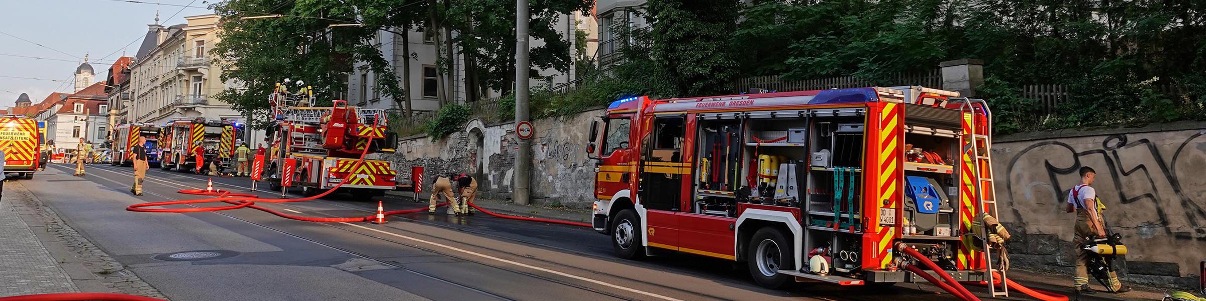 Löschzug auf Straße