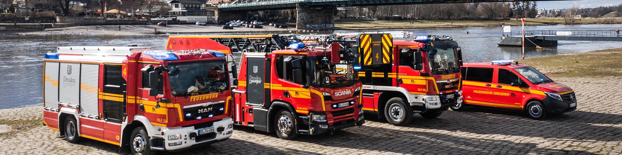 Löschzug der Feuerwehr am blauen Wunder