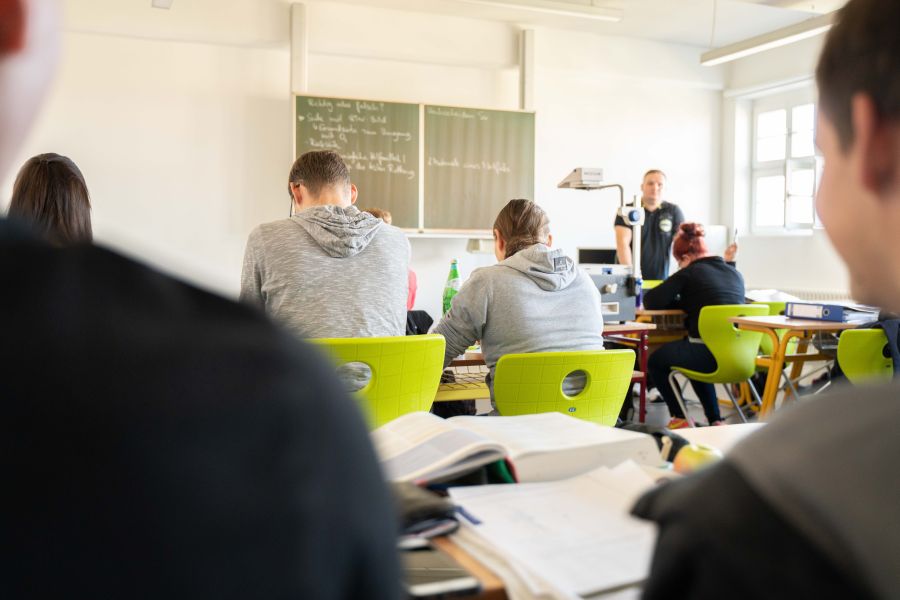 Studenten und Schüler sitzen im Unterricht.