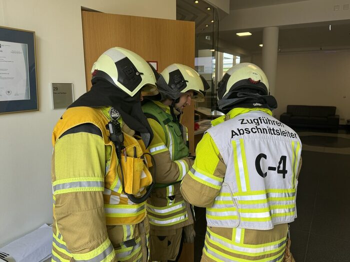 Führungsdienste bei der Lageerkundung an der Einsatzstelle.