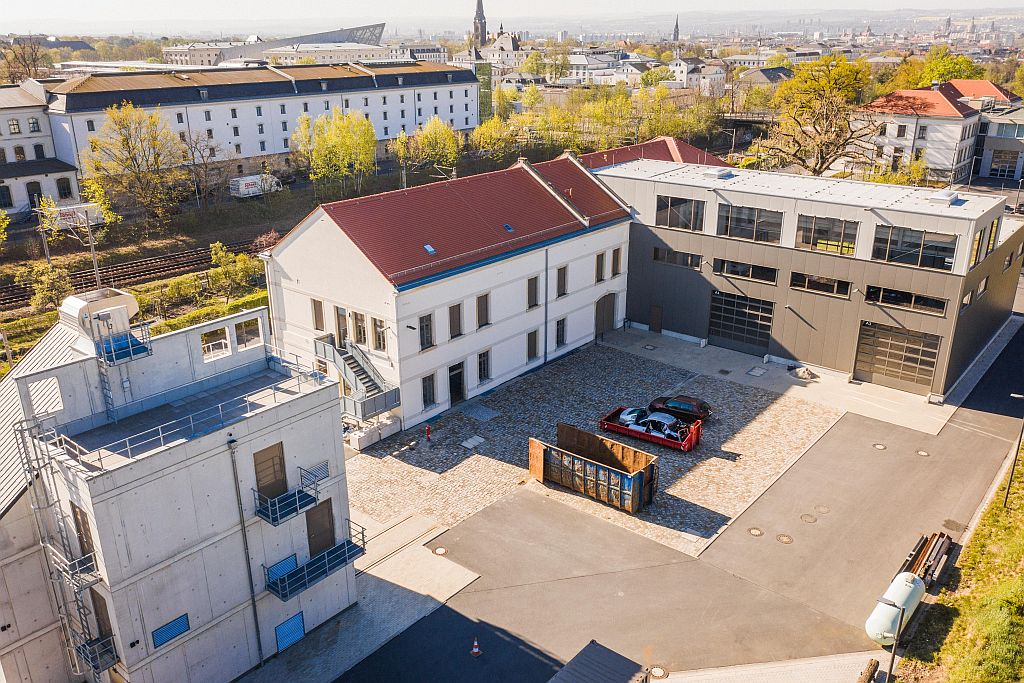 Blick von oben auf das Ausbildungs- und Trainingszentrum der Feuerwehr Dresden.