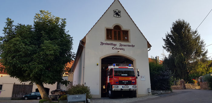 Gebäude der Freiwilligen Feuerwehr Ockerwitz mit Fahrzeug