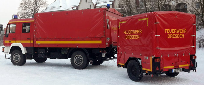 Feuerwehrfahrzeug mit Anhänger im Schnee