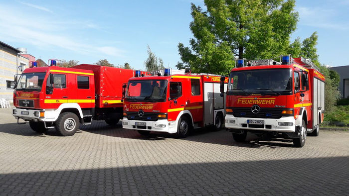 drei Feuerwehrfahrzeuge