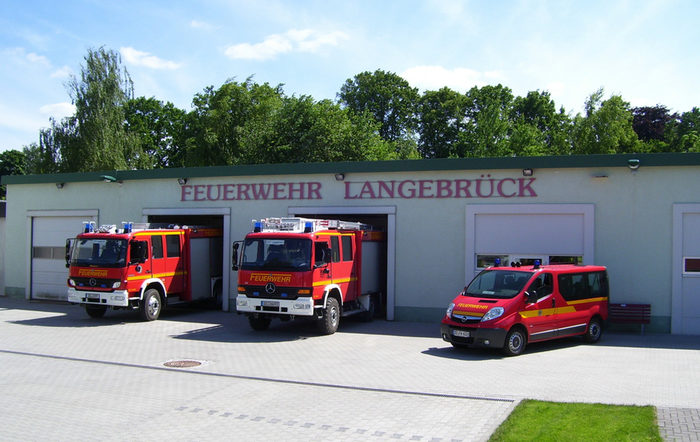 Feuerwehrgebäude Langebrück mit Fahrzeugen