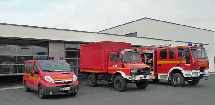 Feuerwehrfahrzeuge vor dem Feuerwehrgebäude