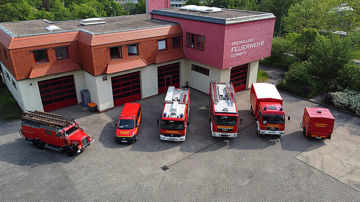 Feuerwehrfahrzeuge vorm Gerätehaus (Luftbild)