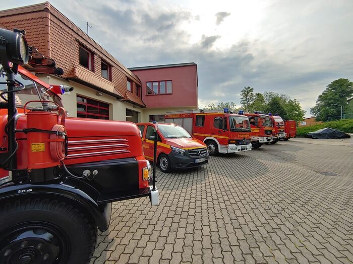 Feuerwehrfahrzeuge vorm Gerätehaus