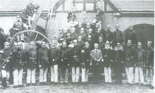 historische Aufnahme: Feuerwehrmänner in Uniform