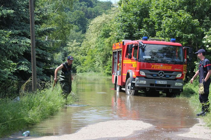 Feuerwehr auf überflutetem Weg