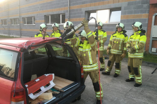 Übungsdienst Technische Hilfeleistung - Feuerwehrleute mit Schneidgerät an einem Wagen