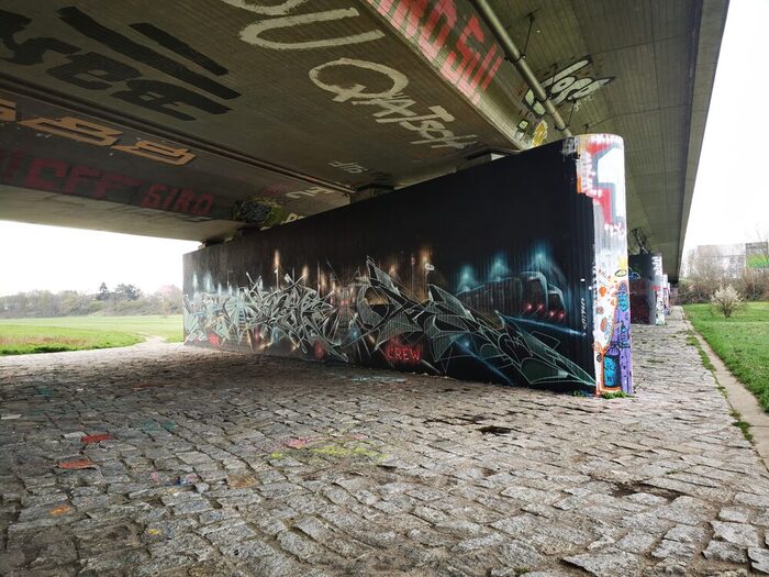 Graffiti auf Brückenpfeilern