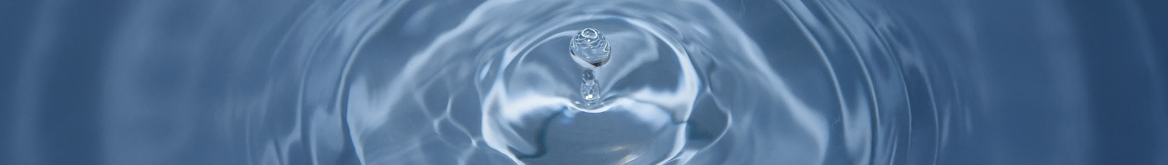 Ein Tropfen f&auml;llt auf eine Wasseroberfl&auml;che