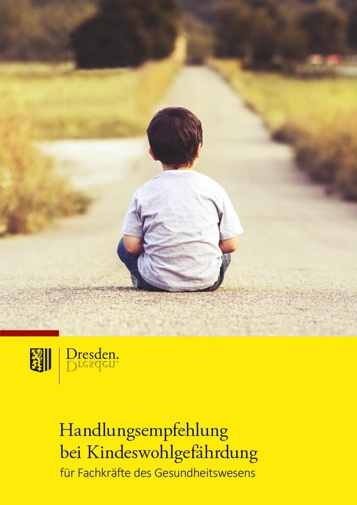 Titel Broschüre Handlungsempfehlung bei Kindeswohlgefährdung, kleiner Junge sitzt alleine auf einer Straße