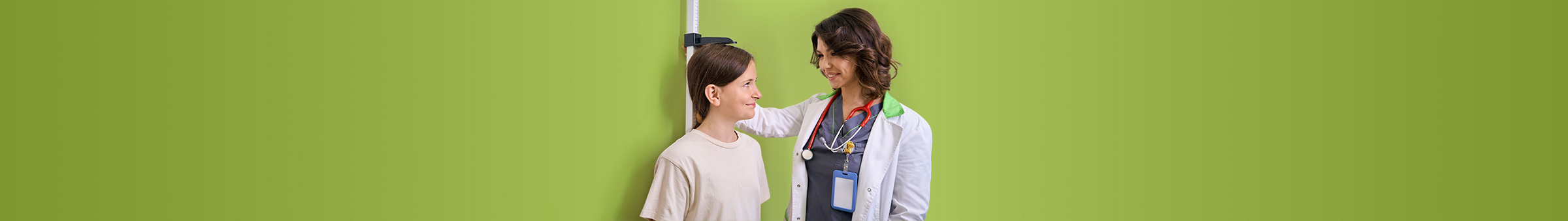 &Auml;rztin nimmt eine Messung der K&ouml;rpergr&ouml;&szlig;e bei einer Sch&uuml;lerin vor