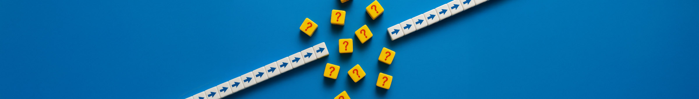 Würfel mit Pfeilen symbolisieren Ungewissheit und Wahlmöglichkeiten