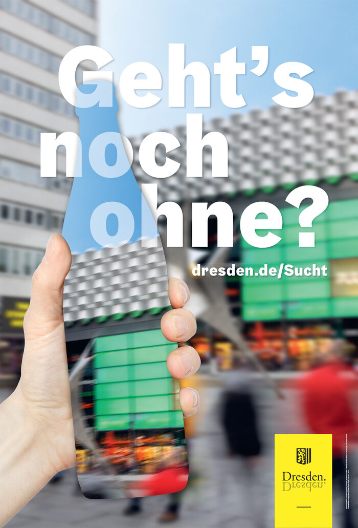 Plakat mit dem Schriftzug „Geht´s noch ohne?“, jemand hält eine stilisierte, unsichtbare Bierflasche vorm Motiv der Prager Straße in Dresden