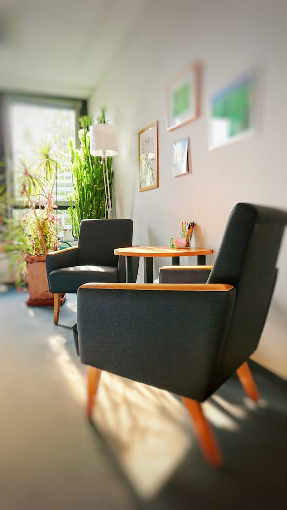 Beratungsraum, zwei Sessel und ein Tisch