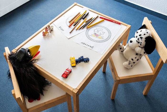 kleiner Tisch mit verschiedenen Spielsachen